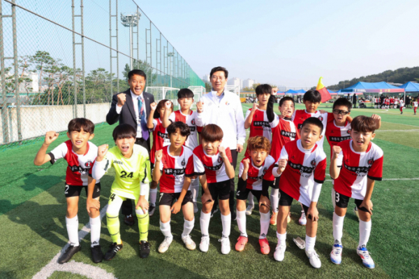 ▲이상일 용인특례시장은 12일 기흥구 기흥레스피아 C구장에서 열린 ‘2024 유소년‧여성축구대회’ 개막식에 참석해 참가 선수들을 격려했다.  (용인특례시)