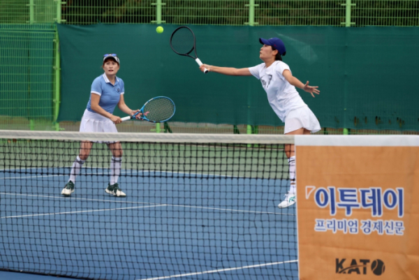 ▲13일 서울 송파구 올림픽공원 테니스경기장에서 열린 ‘2024 이투데이 오픈 전국 동호인 테니스대회’에서 국화부 우승조인 백윤희(왼쪽)·신지희 선수가 경기를 펼치고 있다. (사진=신태현 기자 holjjak@)