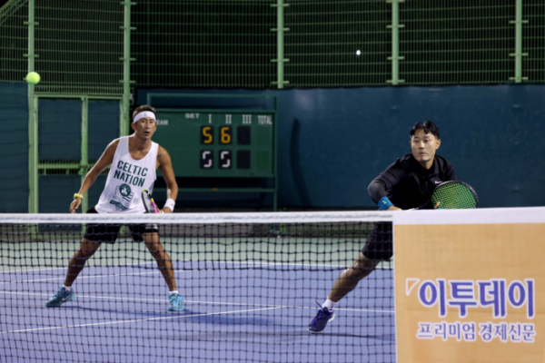 ▲13일 서울 송파구 올림픽공원 테니스경기장에서 열린 ‘2024 이투데이 오픈 전국 동호인 테니스대회’에서 마스터스부 우승조인 박신우·안병건선수가 경기를 펼치고 있다. 신태현 기자 holjjak@