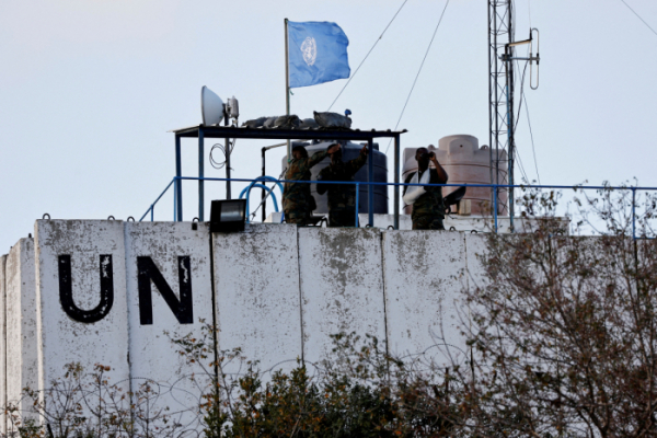 ▲레바논 남부 유엔 평화유지군(UNIFIL) 소속 군인들이 감시탑 지붕 위에서 레바논과 이스라엘 국경을 바라보고 있다. 마르와인(레바논)/로이터연합뉴스