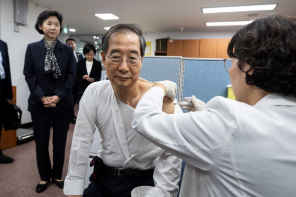 ▲한덕수 국무총리가 지난해 10월 19일 서울 종로구 자하문로 종로보건소에서 코로나19 백신접종을 받고 있다. (뉴시스)