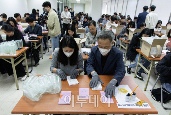 ▲서울시교육감 보궐선거를 이틀 앞둔 14일 서울 중구선거관리위원회 사무실에서 각 동의 투표관리관들이 투표 관련 교육을 받은 후 해당 투표구에서 사용될 투표용지를 검수하고 있다. 조현호 기자 hyunho@