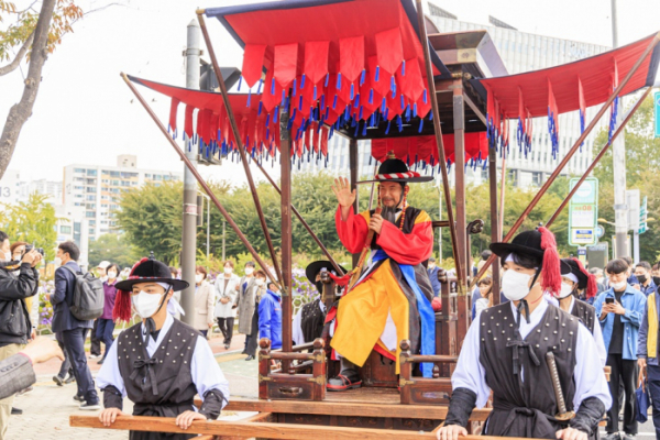 ▲마포나루 새우젓축제에서 박강수 마포구청장이 사또 분장을 하고 행차 퍼레이드를 하고 있다. (자료제공=마포구)