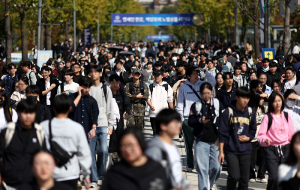 ▲ 12일 연세대학교 2025학년도 수시모집 논술시험을 마친 수험생들이 고사장을 나서고 있다.  (연합뉴스)