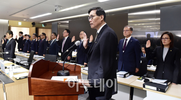 ▲이창용 한국은행 총재가 14일 서울 중구 한은 본점에서 열린 국회 기획재정위원회 국정감사에서 증인 선서를 하고 있다. 고이란 기자 photoeran@