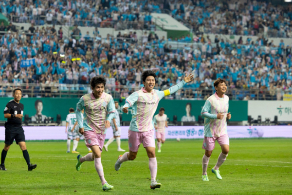 ▲하나은행 자선축구대회 경기 후반 20분 '팀 히어로'의 주장 임영웅이 전원석의 골을 돕는 어시스트를 기록한 뒤 함께 기쁨의 세레모니를 하고 있다.