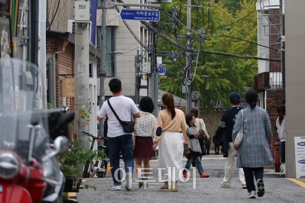 ▲15일 서울 종로구 통의동 서촌 골목에 위치한 독립서점 '책방오늘' 앞에 시민들이 북적이고 있다. 책방오늘은 올해 노벨문학상 수상자인 소설가 한강이 운영하는 책방이다. 현재는 시민들이 몰려 임시 휴업 중이다. 노벨상 수상 후 기자회견도 하지 않은 한강이 첫 외부 일정으로 17일 열리는 제18회 포니정 혁신상 시상식에 참석할 것으로 알려져 관심이 모아지고 있다. 고이란 기자 photoeran@