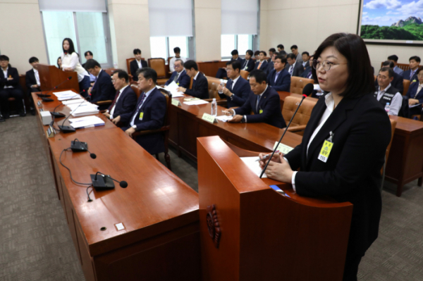 ▲김주영 어도어 대표이사 겸 하이브 최고인사책임자가 15일 서울 여의도 국회에서 열린 환경노동위원회 국정감사에 증인 신분으로 출석해 의원 질의에 답하고 있다. 신태현 기자 holjjak@