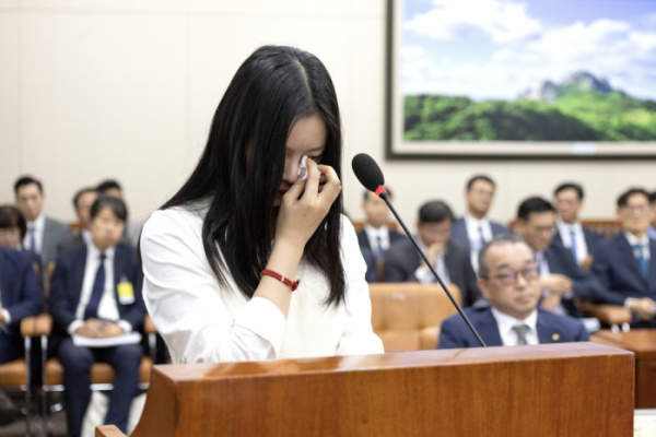 ▲걸그룹 뉴진스의 하니가 15일 서울 여의도 국회에서 열린 환경노동위원회 국정감사에 참고인 신분으로 출석해 의원 질의에 답하던 중 눈시울을 붉히고 있다. 신태현 기자 holjjak@