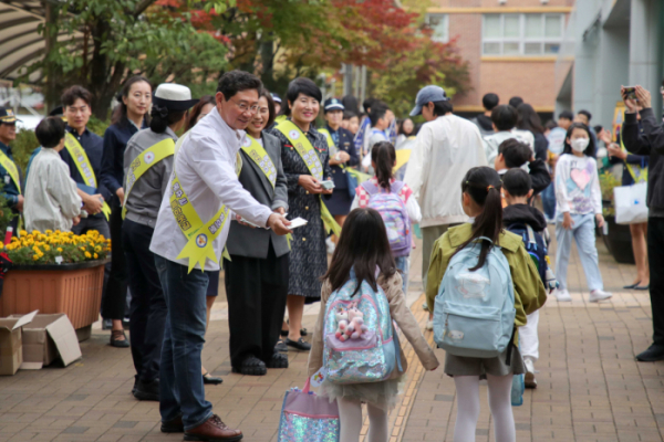 ▲이상일 용인특례시장이 15일 아침 수지구 신봉동 신봉초등학교를 찾아 학교 관계자‧학부모들과 함께 통학로를 살피고 관계자들과 교통안전 캠페인에 나섰다.