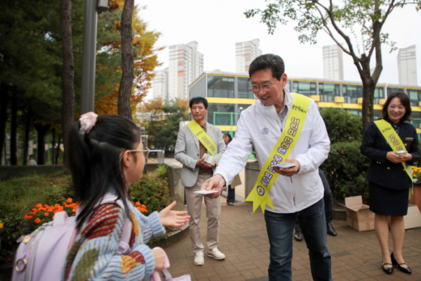 ▲이상일 용인특례시장이 15일 아침 수지구 신봉동 신봉초등학교를 찾아 학교 관계자‧학부모들과 함께 통학로를 살피고 관계자들과 교통안전 캠페인에 나섰다.