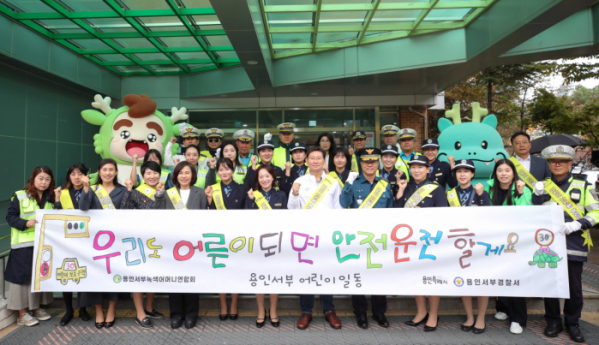 ▲이상일 용인특례시장이 15일 아침 수지구 신봉동 신봉초등학교를 찾아 학교 관계자‧학부모들과 함께 통학로를 살피고 관계자들과 교통안전 캠페인에 나섰다.