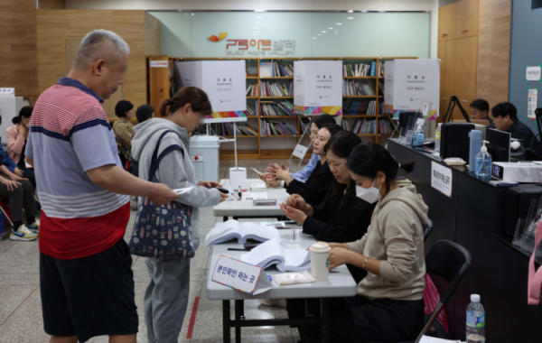 ▲10.16 서울시교육감 보궐선거일인 16일 서울 구로구 구로아트밸리 예술극장에 마련된 구로5동 제4투표소에서 유권자들이 투표를 하고 있다. 신태현 기자 holjjak@