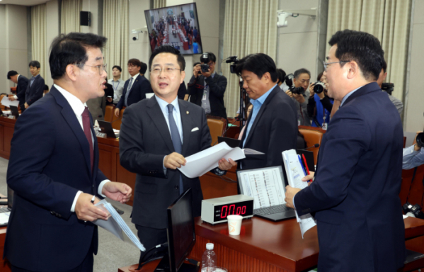 ▲배준영 국회 운영위 국민의힘 간사가 16일 오전 서울 여의도 국회에서 열린 운영위원회 전체회의에서 국정감사 증인 채택과 관련해 박찬대 국회 운영위원장과 박성준 더불어민주당 간사에게 항의를 하고 있다.  2024.10.16.  (뉴시스)