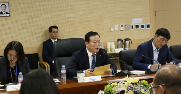 ▲박경국 한국가스안전공사 사장이 16일 충북혁신도시 본사에서 인도네시아 국가개발기획부 대표단과 '한-인니 가스안전 정책 공유 회의'를 열고 인사말을 하고 있다. (사진제공=한국가스안전공사)