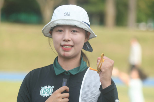 ▲16일 경남 진주 공군교육사령부 연병장에서 열린 '제105회 전국체육대회(전국체전)' 양궁 여자 대학부 개인전 결승 임시현(한국체대)과 오예진(광주여대)의 경기 후 금메달을 딴 임시현이 인터뷰하고 있다. (연합뉴스)