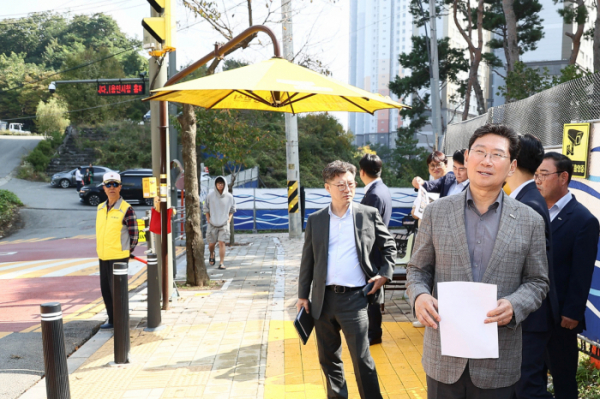 ▲이상일 용인특례시장이 16일 처인구 삼가초에서 보행신호등 이설과 볼라드 설치 현장을 점검하고 있다. (용인특례시)