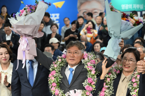 ▲더불어민주당 장세일 영광군수 당선인이 10·16 재·보궐선거가 치러진 16일 오후 전남 영광군 선거사무실에서 당선 확실 소식을 전달받고 꽃다발을 들어보이고 있다. 2024.10.16. (뉴시스)