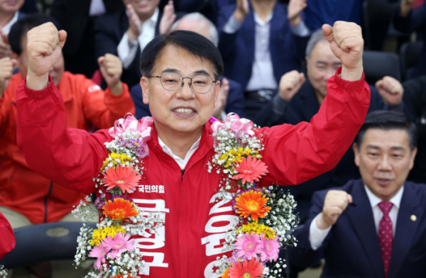 ▲부산 금정구청장 보궐선거 윤일현 국민의힘 후보가 16일 금정구 자신의 선거사무소에서 당선이 유력해지자 환호하고 있다. 2024.10.16.  (뉴시스)