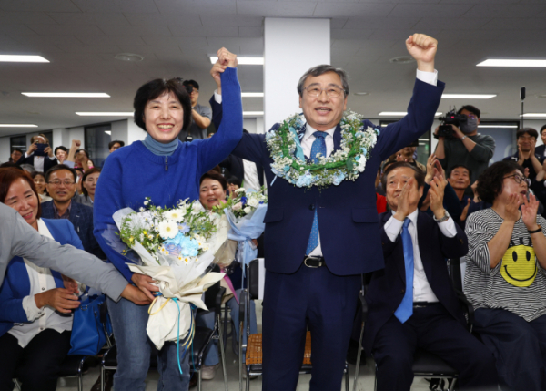 ▲서울시교육감 보궐선거일인 16일 오후 정근식 후보가 서울 마포구에 마련된 사무실에서 당선이 확실시되자 부인 은영 씨와 기뻐하고 있다. (연합뉴스)