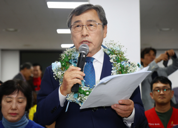 ▲서울시교육감 보궐선거일인 16일  정근식 후보가 서울 마포구에 마련된 사무실에서 당선이 확실시되자 인사말을 하고 있다. (연합뉴스)