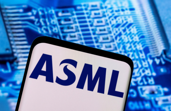 ▲스마트폰 화면에 ASML 로고가 보인다. 로이터연합뉴스