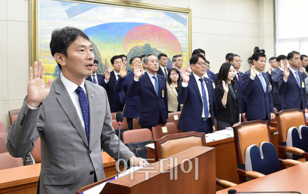 ▲이복현 금융감독원장이 17일 서울 여의도 국회에서 열린 정무위원회 국정감사에서 증인선서를 하고 있다. 고이란 기자 photoeran@