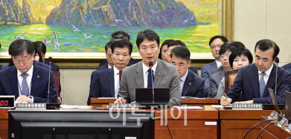 ▲이복현 금융감독원장이 17일 서울 여의도 국회에서 열린 정무위원회 국정감사에서 의원 질의에 답하고 있다. 고이란 기자 photoeran@