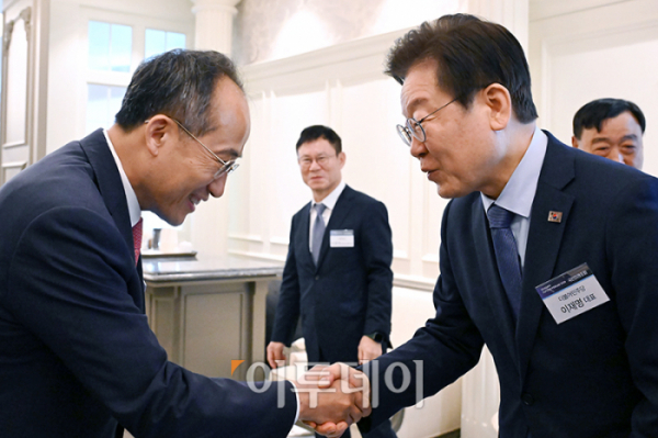 ▲이재명(오른쪽) 더불어민주당 대표와 추경호 국민의힘 원내대표가 17일 서울 여의도 CCMM빌딩에서 열린 2024 국민미래포럼에서 인사하고 있다. 국회사진취재단