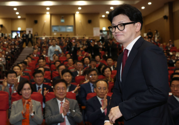 ▲한동훈 국민의힘 대표가 17일 국회 의원회관에서 열린 전국 광역의원 연수 행사에서 환영사를 하기 위해 단상으로 향하고 있다. (연합뉴스)