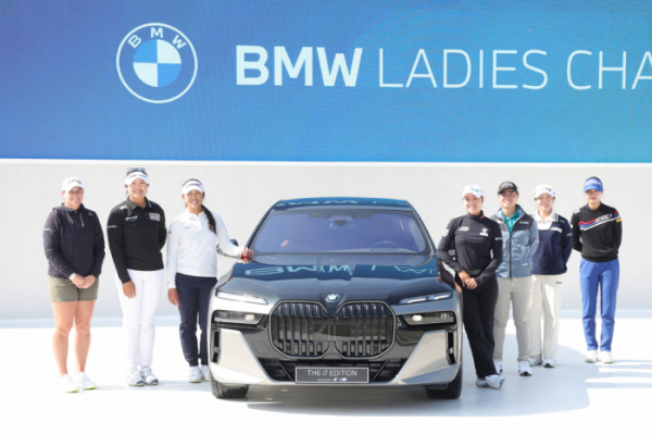 ▲16일 경기도 파주시 서원밸리CC에서 열린 BMW 레이디스 챔피언십 2024 미디어 컨퍼런스 포토콜에서 디펜딩 챔피언 이민지(가운데) 등 참가선수들이 기념촬영하고 있다. 왼쪽부터 로런 코플린, 유해란, 양희영, 이민지, 사소 유카, 임진희, 오수민. 2024.10.16 (사진=연합뉴스)