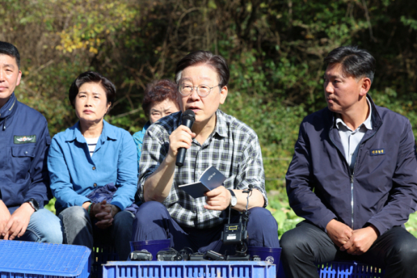 ▲이재명 더불어민주당 대표가 17일 오후 강원 평창군 한 배추농가에서 배추값 안정화를 위한 현장간담회를 열고 발언하고 있다.  (뉴시스)