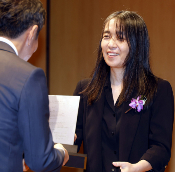 ▲한국인 최초로 노벨문학상을 수상한 한강 작가가 17일 서울 강남구 아이파크타워에서 열린 제18회 포니정 혁신상 시상식에서 수상하고있다. 사진=공동취재단