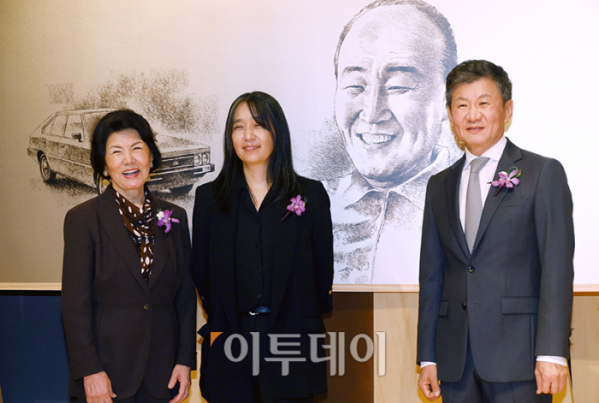 ▲한국인 최초로 노벨문학상을 수상한 한강 작가가 17일 서울 강남구 아이파크타워에서 열린 제18회 포니정 혁신상 시상식에서 기념촬영을 하고 있다. 포니정재단은 포니정 혁신상 수상자로 작가 한강 씨를 선정했다. 시상식에는 한강 작가를 비롯해 재단 이사장인 정몽규 HDC 회장, 고(故) 정세영 현대산업개발 명예회장의 부인 박영자 씨 등이 참석했다. 사진공동취재단