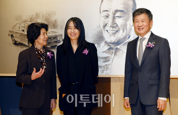 ▲한국인 최초로 노벨문학상을 수상한 한강 작가가 17일 서울 강남구 아이파크타워에서 열린 제18회 포니정 혁신상 시상식에 참석하고 있다. 포니정재단은 포니정 혁신상 수상자로 작가 한강 씨를 선정했다. 시상식에는 한강 작가를 비롯해 재단 이사장인 정몽규 HDC 회장, 고(故) 정세영 현대산업개발 명예회장의 부인 박영자 씨 등이 참석했다. 사진공동취재단