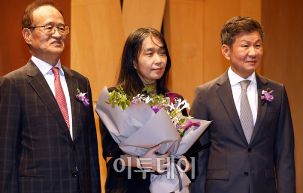 ▲한국인 최초로 노벨문학상을 수상한 한강 작가가 17일 서울 강남구 아이파크타워에서 열린 제18회 포니정 혁신상 시상식에서 수상하고있다. 사진공동취재단