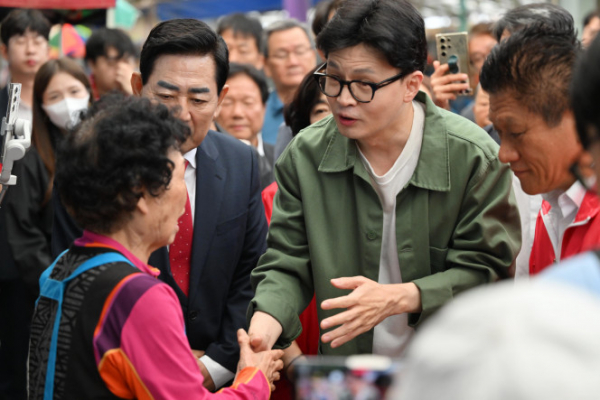 ▲한동훈 국민의힘 대표와 최봉의 전 곡성군수 후보(오른쪽)가 18일 오전 전남 곡성군 곡성기차마을시장에서 시장 상인들을 만나며 10·16 재선거 낙선 인사를 하고 있다. (뉴시스)