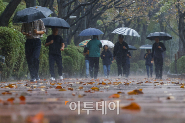 ▲전국에 가을비가 내린 18일 서울 송파구 석촌호수에서 우산을 쓴 시민들이 발걸음을 옮기고 있다. 기상청은 이날부터 19일 오전까지 전국 대부분 지역에 시간당 20~30㎜ 비가 내리겠다고 예보했다. 이틀간 예상 강수량은 수도권, 서해5도, 강원내륙, 대전, 세종, 충청 20~60㎜, 부산, 울산, 경남 남해안, 경북 북부, 울릉도·독도 30~80㎜, 대구, 경북 남부, 경남내륙 10~50㎜, 제주도 10~60㎜ 등이다. 비가 그친 후에는 북쪽에서 찬 공기가 남하하면서 전국 대부분 지역에서 아침 기온은 10도 내외 급격한 기온 변화로 인한 건강관리에 유의해야 한다. 조현호 기자 hyunho@