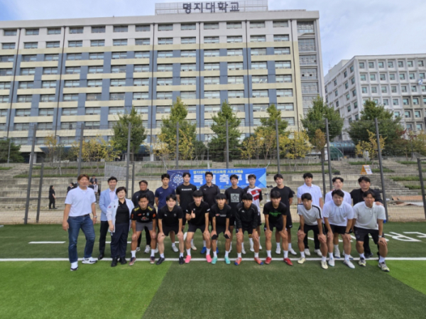 ▲명지대 미래교육원 독립축구단 선수들이 15일 서울 서대문구 명지대 대운동장에서 기념사진을 찍고 있다. (사진=명지대 미래교육원)