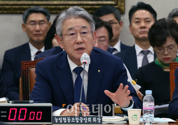 ▲강호동 농업협동조합중앙회 회장이 18일 서울 여의도 국회 농림축산식품해양수산위원회의 국정감사에서 의원 질의에 답하고 있다. 고이란 기자 photoeran@