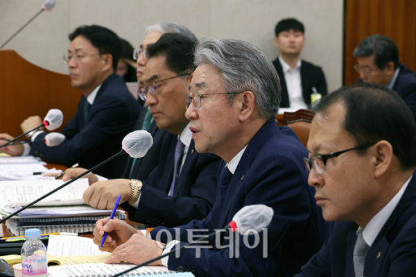 ▲강호동 농업협동조합중앙회 회장이 18일 서울 여의도 국회 농림축산식품해양수산위원회의 국정감사에서 의원 질의에 답하고 있다. 고이란 기자 photoeran@