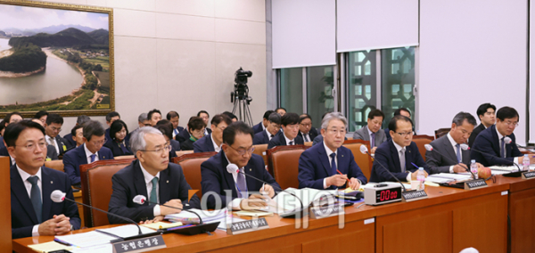 ▲강호동 농업협동조합중앙회 회장이 18일 서울 여의도 국회 농림축산식품해양수산위원회의 국정감사에서 의원 질의에 답하고 있다. 고이란 기자 photoeran@