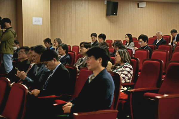 ▲10월 19일 국립공주대에서 열린 한국언론학회 '2024 가을철 정기학술대회' 참석자들이 정기 총회 행사에서 진행된 시상식을 보고 있다. (한국언론학회)