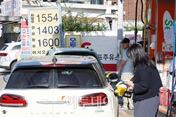 ▲휘발유와 경유 주간 평균 가격이 12주만에 상승했다. 20일 한국석유공사 유가정보시스템 오피넷에 따르면 10월 셋째 주 전국 주유소의 휘발유 평균 판매가격은 전주보다 6.2원 오른 리터(ℓ)당 1591.6원으로 집계됐다. 경유 평균 판매가는 전주보다 4.9원 상승한 리터(ℓ)당 1421.5원을 나타냈다. 사진은 이날 서울의 한 주유소. 고이란 기자 photoeran@