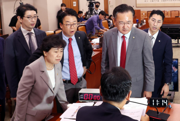 ▲유상범 국민의힘 법사위 간사를 비롯한 의원들이 31일 오전 서울 여의도 국회에서 열린 법제사법위원회 전체회의에서 정청래 법사위원장에게 의사진행 관련 항의를 하고 있다. 왼쪽부터 주진우 의원, 조배숙 의원, 곽규택 의원, 유 간사, 박준태 의원. 2024.07.31.  (뉴시스)