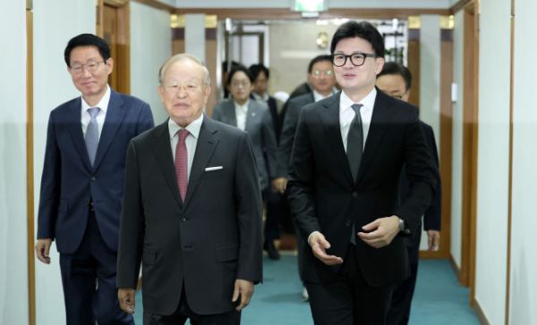 ▲한동훈 국민의힘 대표가 21일 서울 마포구 한국경영자총협회를 방문해 손경식 회장과 간담회를 하기 위해 만나 간담회 장소로 이동하고 있다. (뉴시스)