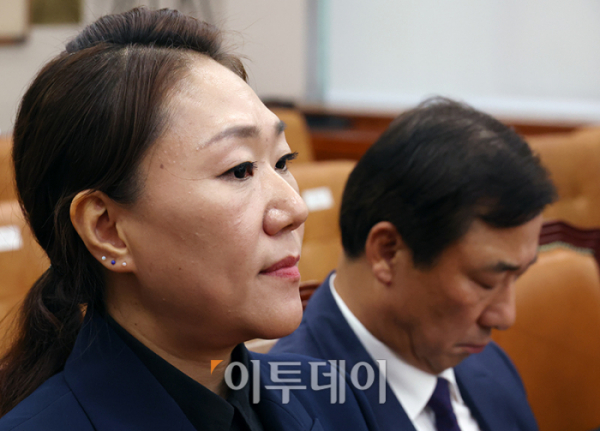 ▲김건희 여사의 '공천개입 의혹'을 제기한 강혜경 씨가 21일 서울 여의도 국회 법제사법위원회의 국정감사에 출석하고 있다. 오른쪽은 윤재순 대통령비서실 총무비서관. 고이란 기자 photoeran@