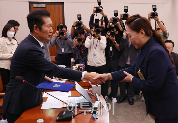 ▲김건희 여사의 '공천개입 의혹'을 제기한 강혜경(오른쪽) 씨가 21일 서울 여의도 국회 법제사법위원회의 국정감사에서 증인선서를 마치고 선서문을 정청래 위원장에게 전달하며 악수하고 있다. 고이란 기자 photoeran@