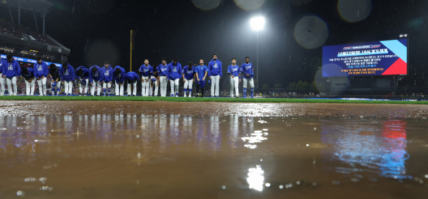 ▲21일 광주 기아챔피언스필드에서 열린 2024 신한 SOL뱅크 KBO 포스트시즌 한국시리즈 1차전 삼성 라이온즈와 KIA 타이거즈의 경기가 서스펜디드 선언으로 우천 취소된 뒤 삼성 선수들이 팬들에게 인사하고 있다. (연합뉴스)