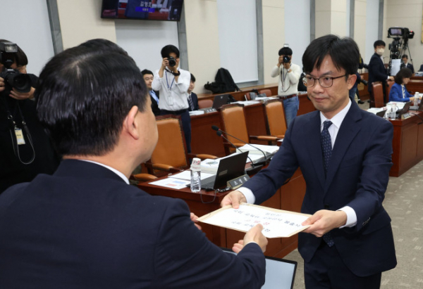 ▲22일 국회에서 열린 교육위원회의 서울시교육청 등에 대한 국정감사에서 김영호 위원장이 담당 직원에게 국감에 불출석한 설민신 한경대 교수 고발장을 전달하고 있다. (연합뉴스)